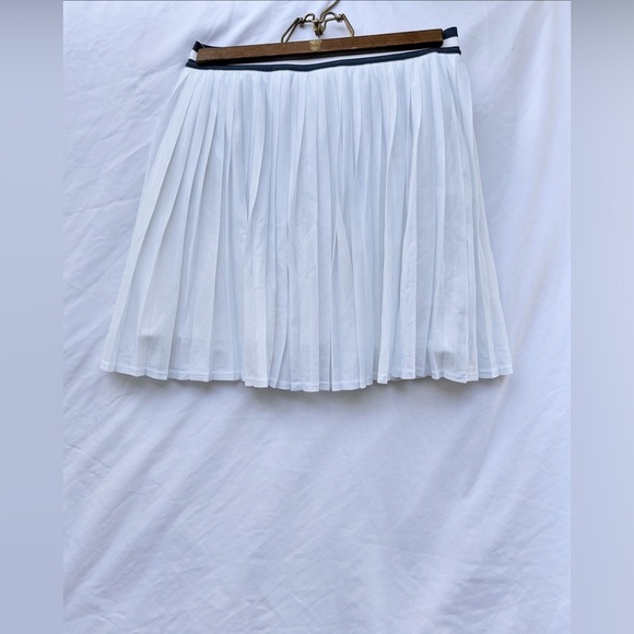 WILSON | LARGE LIMITLESS PLEATED WHITE MINI SKIRT - Picture 3 of 6